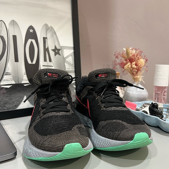 Nike React Running shoes - Size 7 man which works for 8.5 women - Picture 2 of 4